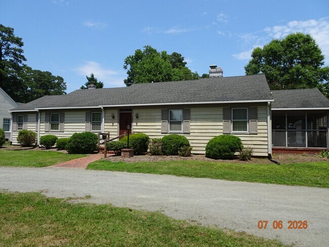 Building Photo - 3 bedrooms, 2 baths single family home