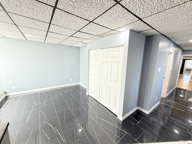 Building Photo - 2717 W Peterson Ave