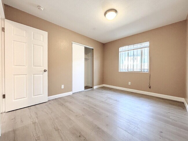 Building Photo - 1385 E Vernon Ave