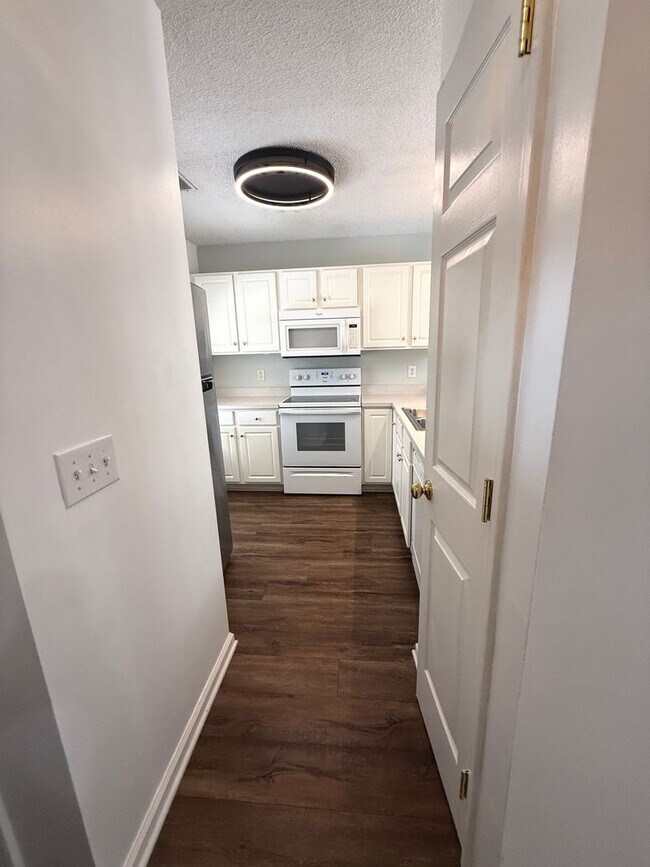 Foto del edificio - RENT SPECIAL! Updated Holten Place, top fl...