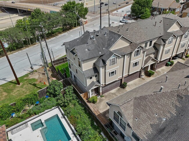 Foto del edificio - 2402 Calumet St