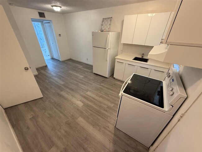 Foto del edificio - 6840 Pembroke Rd