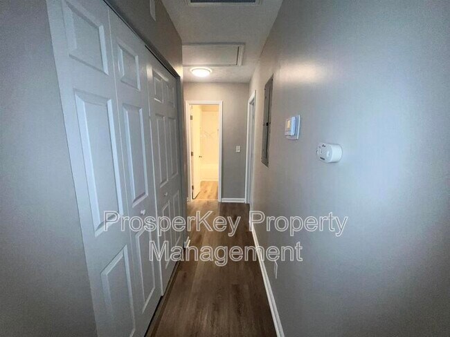 Foto del edificio - 6146 Hunter Ridge Cir