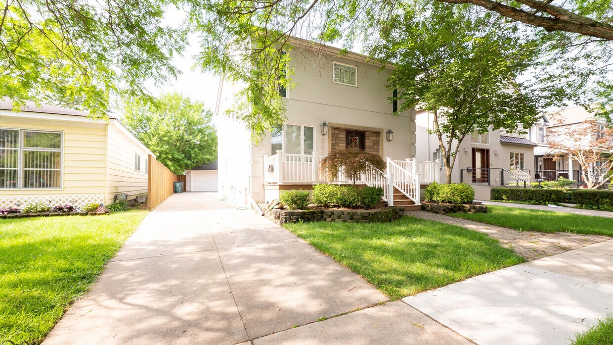 Primary Photo - 890 Emmons Ave