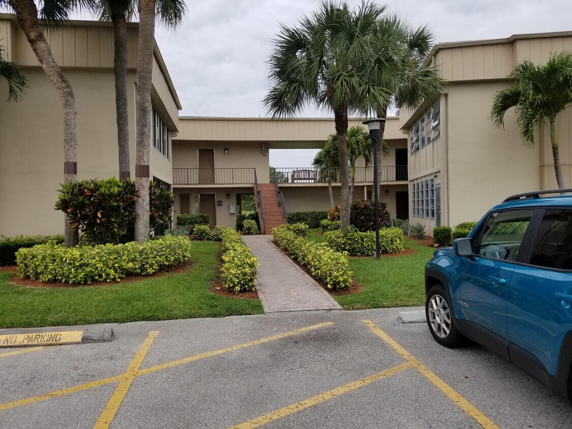 466 Piedmont J, Delray Beach, FL 33484 Condo for Rent in Delray Beach