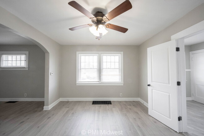 Foto del edificio - 4302 E 10th St