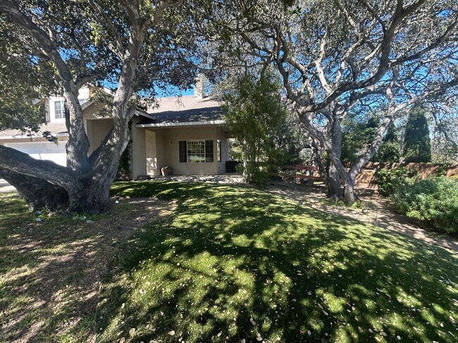 Foto del edificio - 142 Pine Canyon Rd