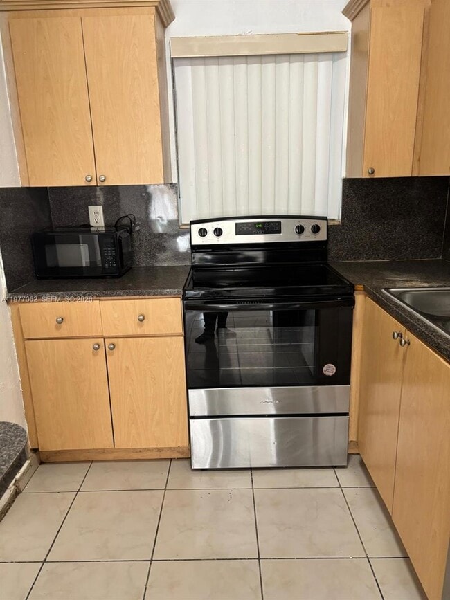 Foto del edificio - 940 NE 170th St