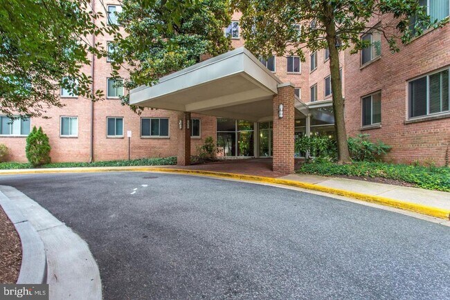 Foto del edificio - 3000 Spout Run Pkwy
