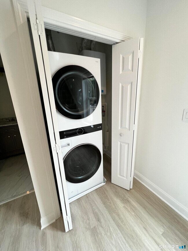 Foto del edificio - 93 Boston Post Rd