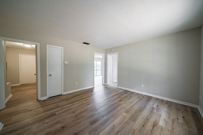 Building Photo - Move in Ready!  Spacious 3 Bedroom 2 Bath! Section 8!