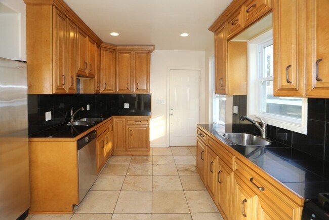 Foto del edificio - 2458 N Clybourn Ave