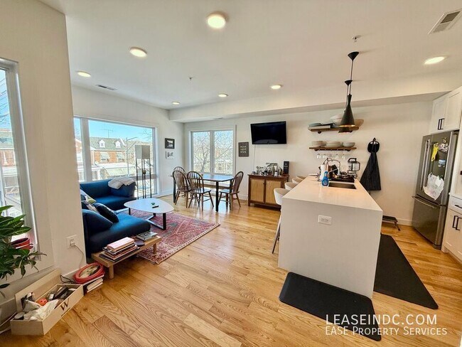 Foto del edificio - 1719 D St NE