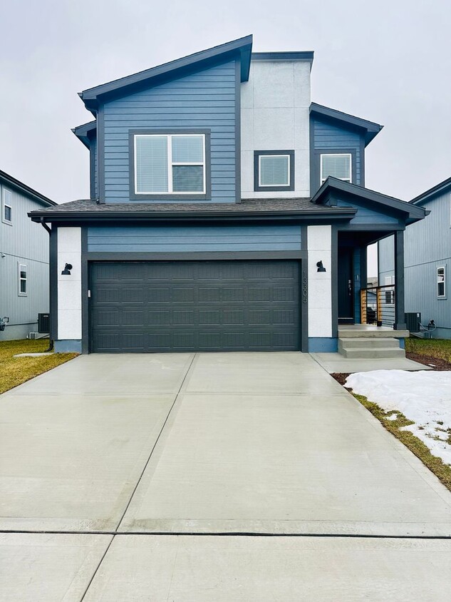 Foto principal - {13305} Less Than 2 Year Old 1.5 Story in ...