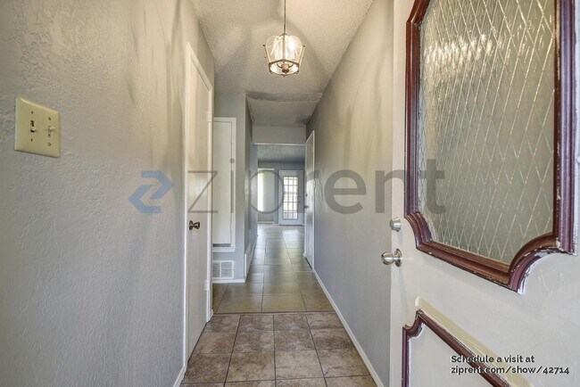 Foto del edificio - 400 Royal Field Dr