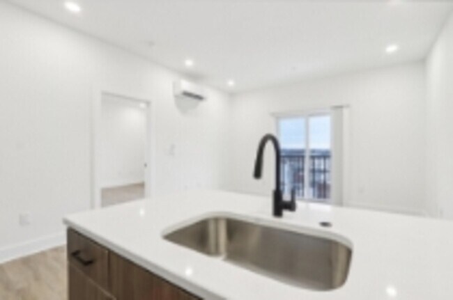Foto del edificio - 6155 Ridge Ave