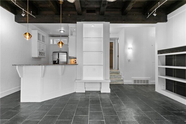 Building Photo - 1111 W 46th St #24