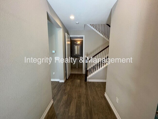 Building Photo - 3 Bed/2.5 Bath Townhome, 1800 sq ft, 7464 ...