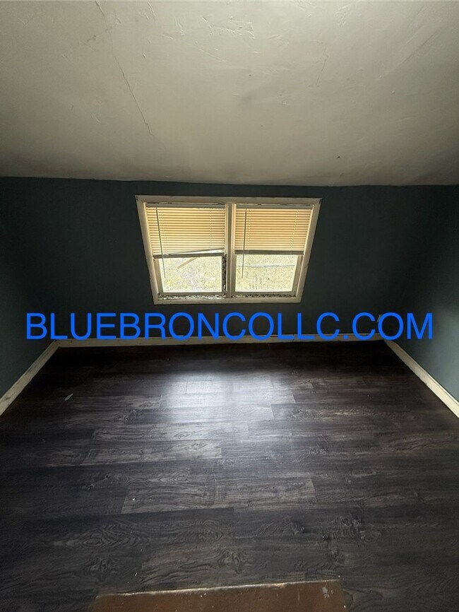 Building Photo - Must see beautiful house in northeast KC!