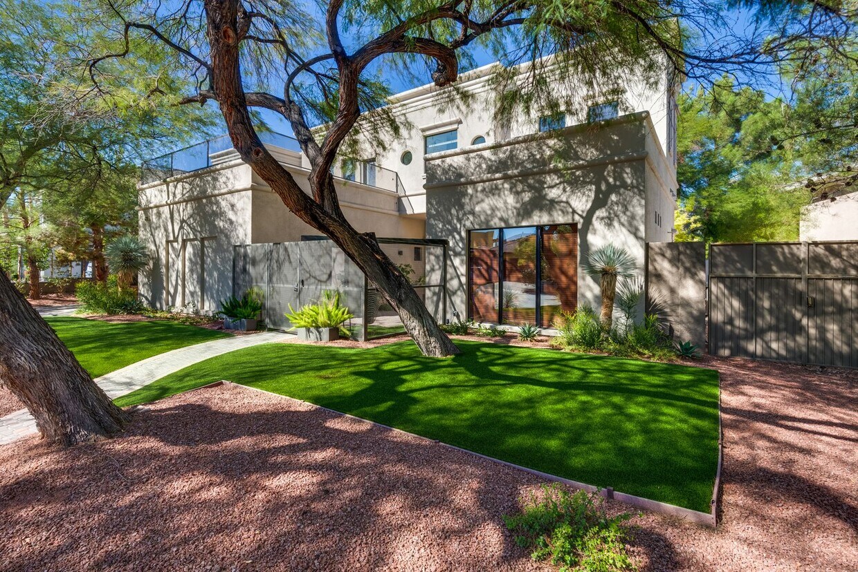 Foto principal - Luxury Summerlin Living in Gated Canyon Cr...