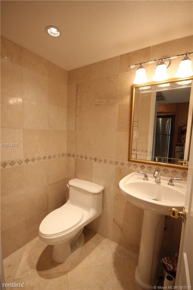 Building Photo - 1 br, 1.5 bath  - 5401 Collins Ave Apt 330