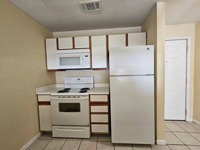 Building Photo - 4 bed/4 bath - A/C, W/D, Walk-in closets, ...