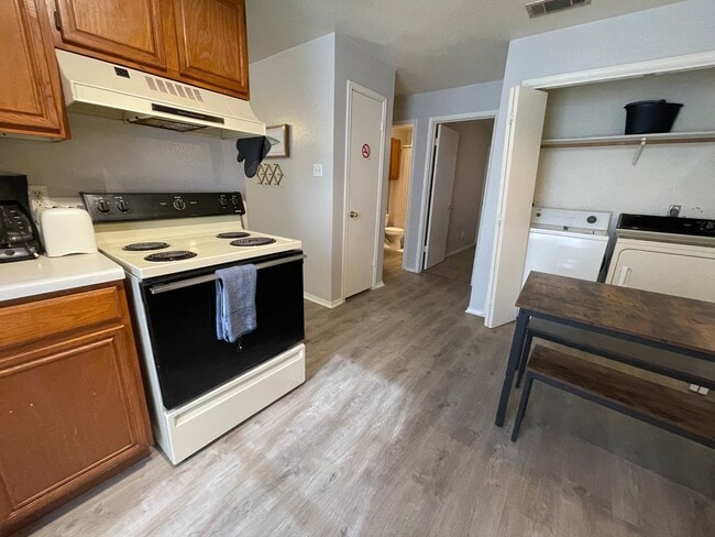 Building Photo - 1605 Benttree Dr