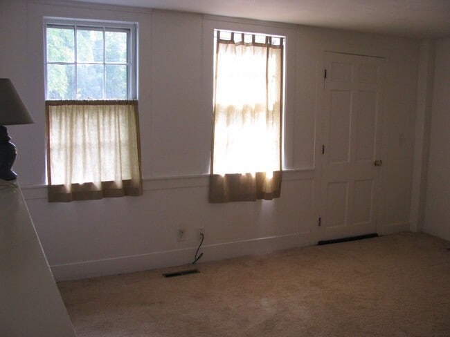 Foto del edificio - 717-719 Stony Hill Road