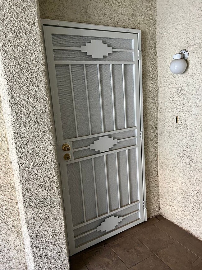 Building Photo - Cute 2 Bedroom Upstairs Condo - Henderson