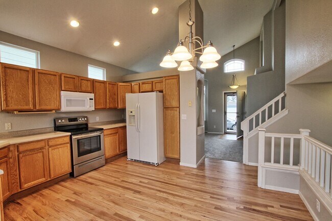 Building Photo - 4 bed 3.5 bath open & bright Bradbury Ranc...