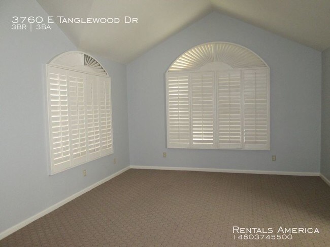 Building Photo - Lakewood Community With Pool!