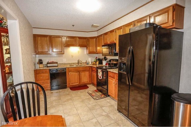 Building Photo - 1 br, 1 bath  - 490 River Rd Apt 27