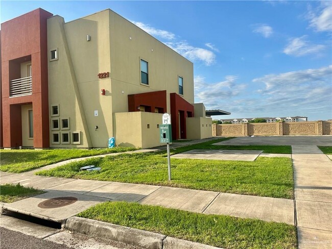 Building Photo - 1221 E Daffodil Ave