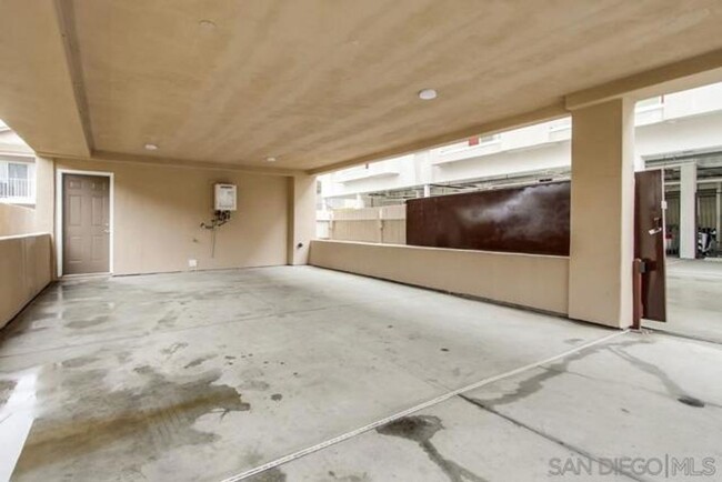 Foto del edificio - 2 Bed, 1.5 Bath Stunning, Gated Tri-Level ...
