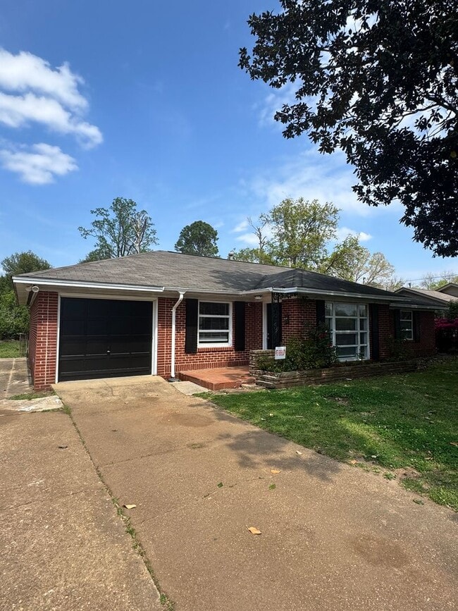 Building Photo - ** 4 Bed 2 Bath located in Morningview ** Call 334-366-9198 to schedule a self tour