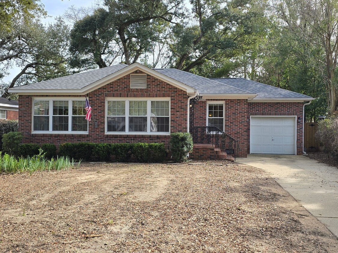 East Hill Charmer! 3 bed/2 bath /1 car ga... - East Hill Charmer!  3 bed/2 bath /1 car ga...