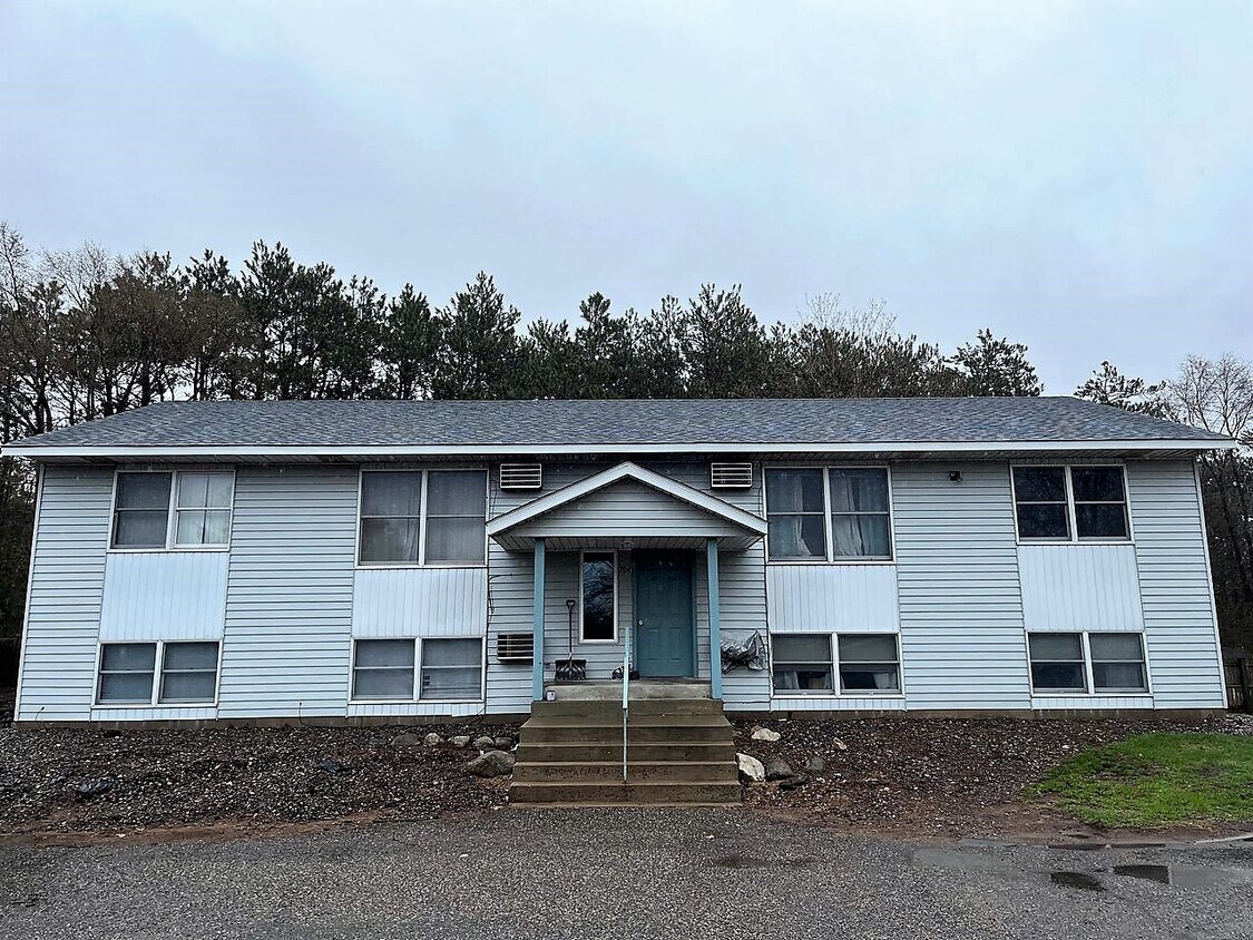 704 8th St N Unit 1, Hudson, WI 54016 Apartments in Hudson, WI