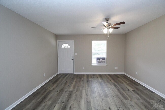 Foto del edificio - 6853 Roundup Ln