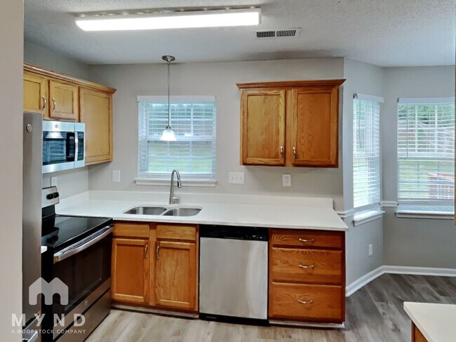 Building Photo - 219 Chattaroy Dr