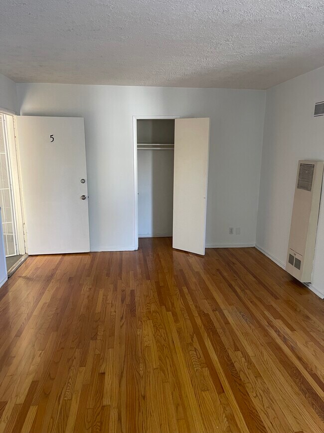 Foto del edificio - 7625 Willoughby Ave