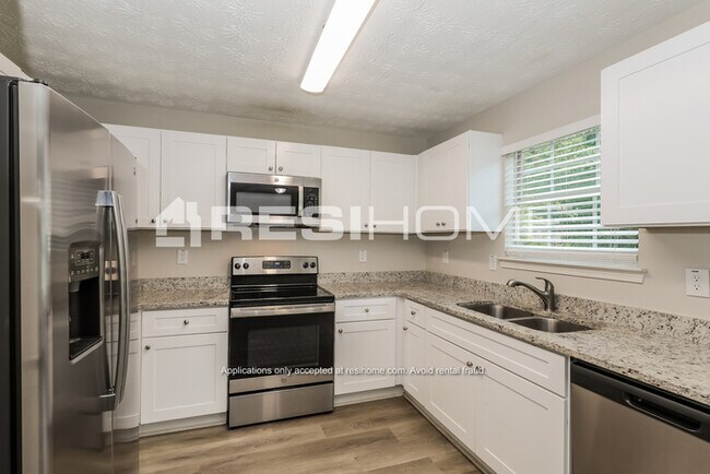 Building Photo - 1430 Camelia St