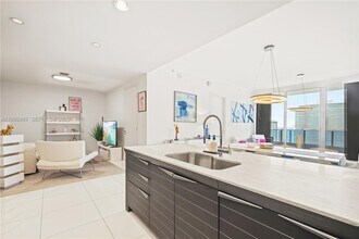 Building Photo - 200 Biscayne Blvd Way