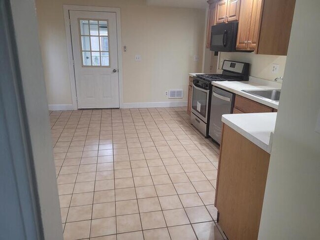 Building Photo - Perfect For Student Housing! 4 Bedroom Hou...