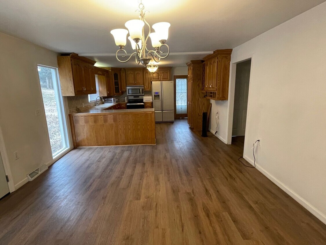Foto principal - Rental Home in Hollister MO 3 bedroom 3 bath home with garage and fenced yard