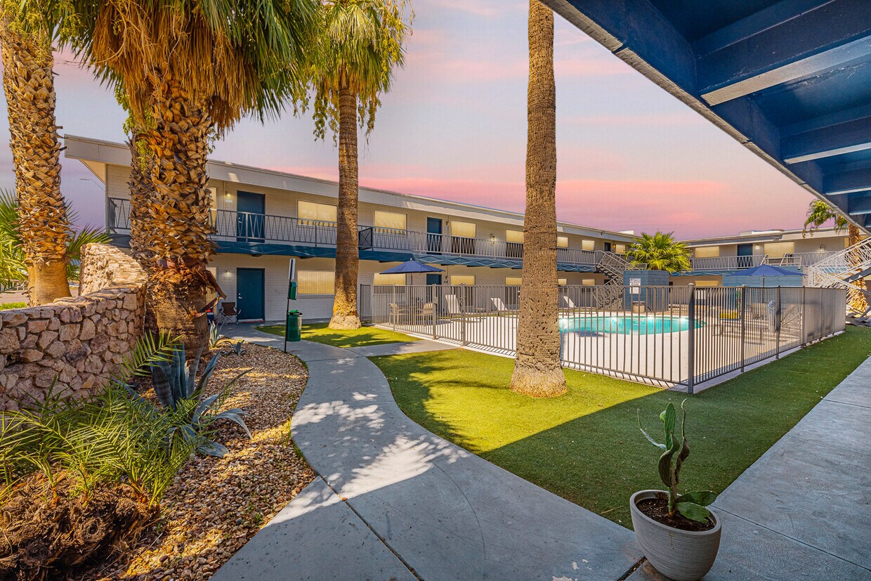 U Melrose Apartments 930 W Indian School Rd Phoenix, AZ