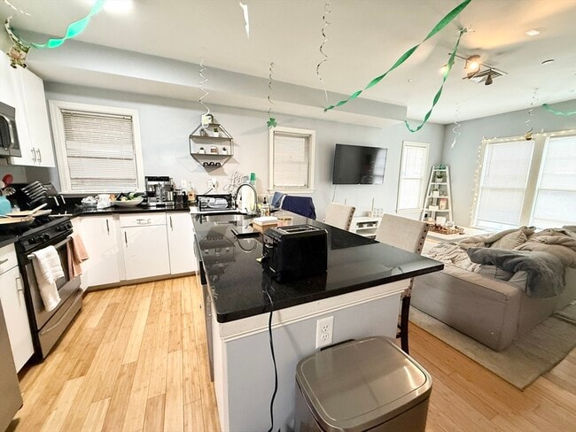 Building Photo - 195 W 3rd St