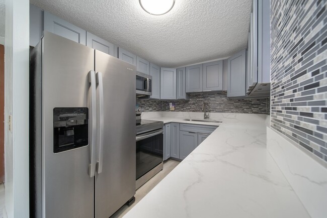 Foto del edificio - Upgraded Condo w/ Assigned Parking Near H1...