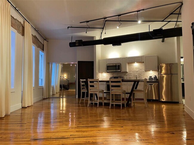 Building Photo - 705 Main St