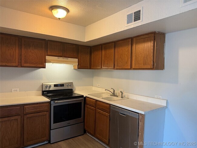 Building Photo - 6639 S Victor Ave