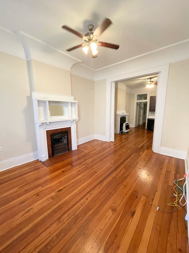 Living - 2420 Jena St
